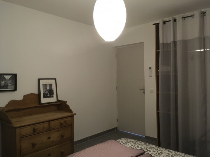 Location de vacances - Appartement à Villelaure - Chambre avec lit 160 large équipé de placard, commode et cassette clim