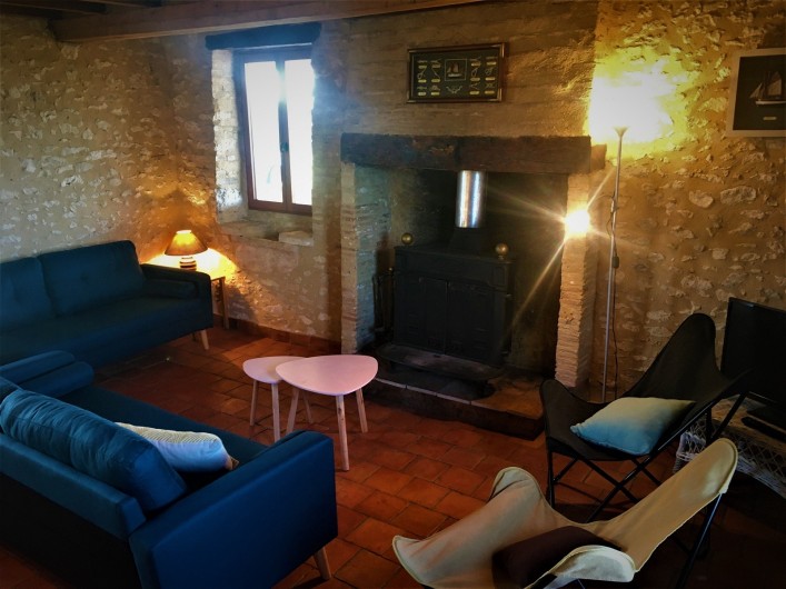 Location de vacances - Gîte à Villeréal - Salon avec poêle à bois