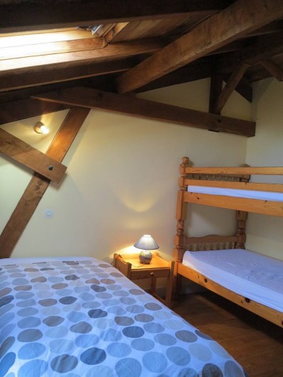 Location de vacances - Gîte à Villeréal - Chambre 3 lits simples