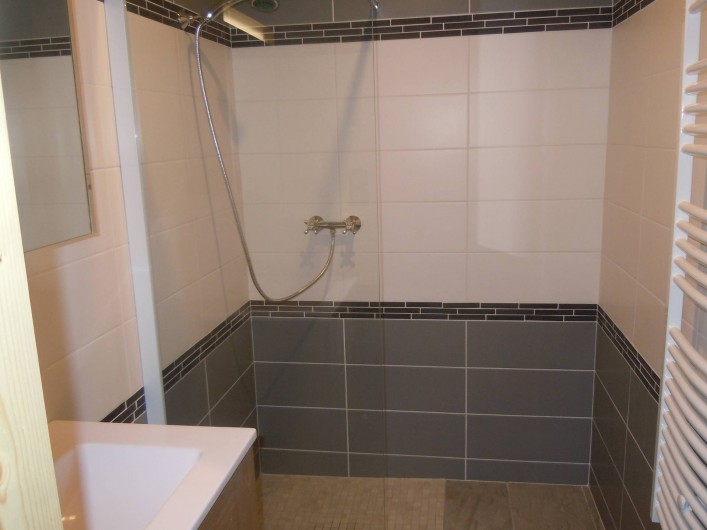 Location de vacances - Appartement à Saint-Sorlin-d'Arves - salle d'eau chambre3