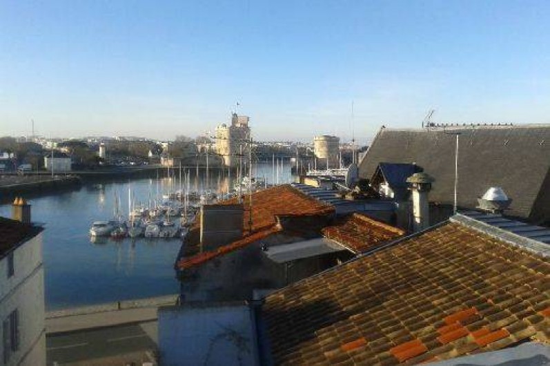 Location de vacances - Appartement à La Rochelle - Grand angle sur le Vieux Port en début de matinée