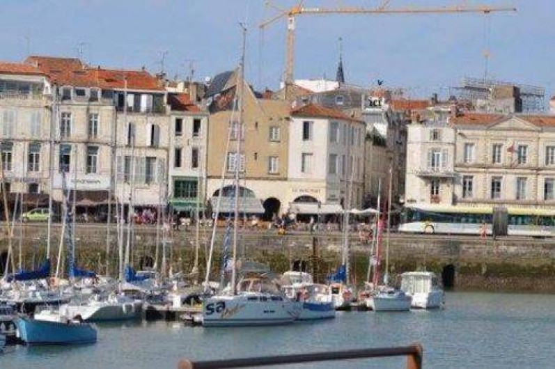 Location de vacances - Appartement à La Rochelle - A droite du clocher, une flèche et la mention "ici" indiquent la terrasse