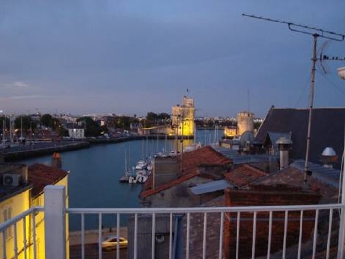 Location de vacances - Appartement à La Rochelle - Grand angle sur le Vieux Port à la tombée du jour