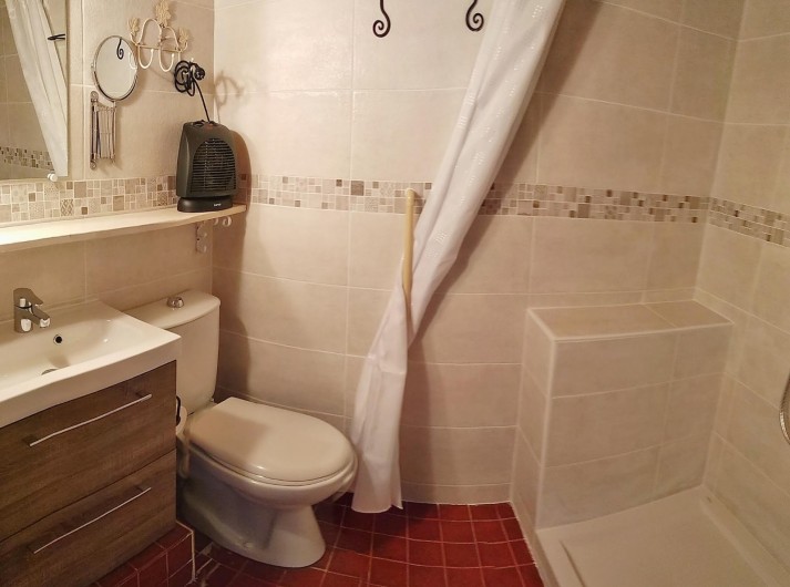 Location de vacances - Gîte à Eus - Salle d'eau avec wc gîte Rose