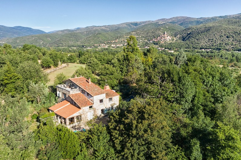 Location de vacances - Gîte à Eus - Vue aérienne du moulin, au loin le village d'Eus