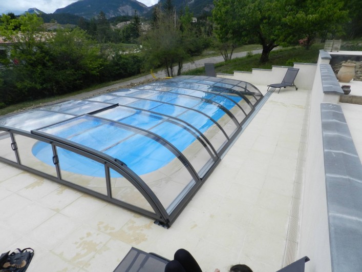 Location de vacances - Gîte à Saint-Roman - piscine avec abri