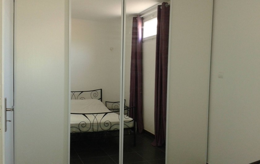 Location de vacances - Appartement à Le Crès - placard aménagé portes coulissantes miroirs dans la chambre