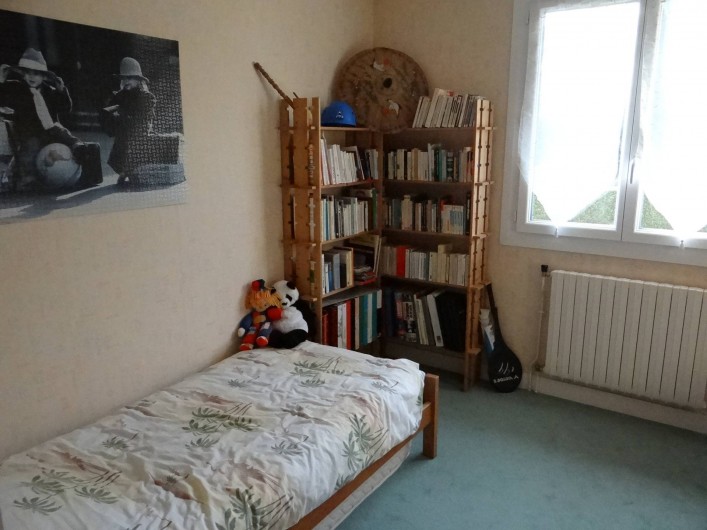 Location de vacances - Villa à Cormelles-le-Royal - Chambre du bas avec deux lits