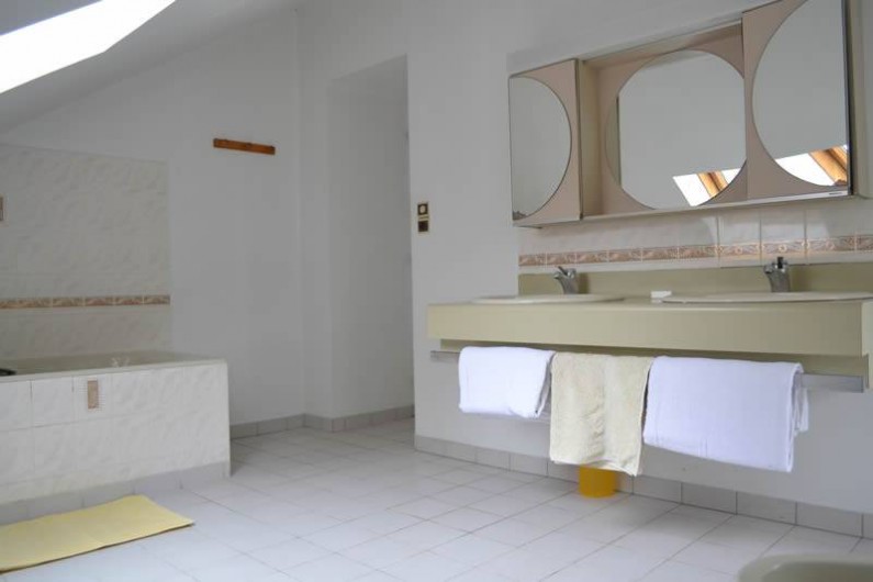 Location de vacances - Gîte à La Baconnière - Salle de bains 1er étage (double vasque + baignoire + bidet)