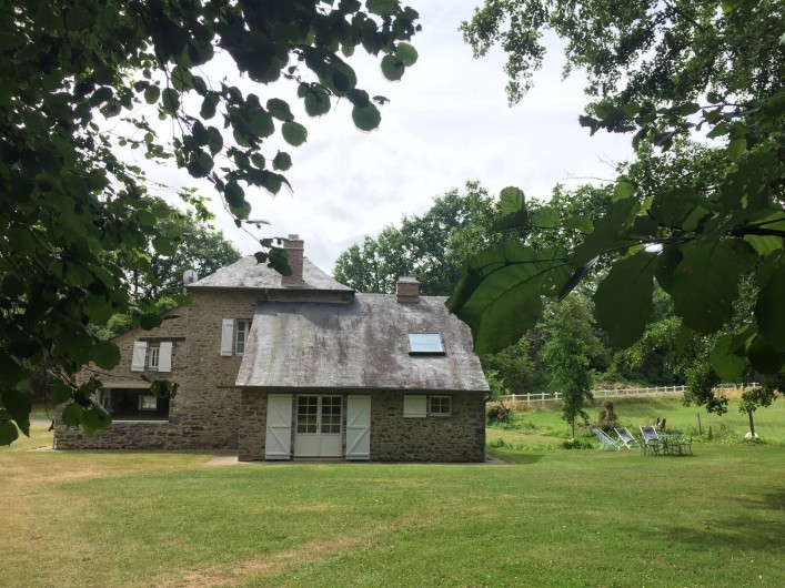 Location de vacances - Gîte à La Baconnière - Parc et vue arrière de la maison (mobilier de jardin, transats, barbecue)