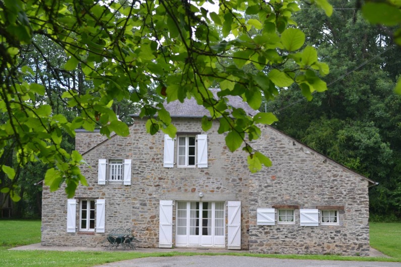 Location de vacances - Gîte à La Baconnière - Façade plein sud de la grande île de la Poupardière avec terrasse