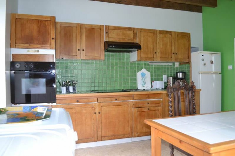 Location de vacances - Gîte à La Baconnière - Cuisine équipée (four, plaque vitrocéramique, hotte, lave vaisselle & linge)