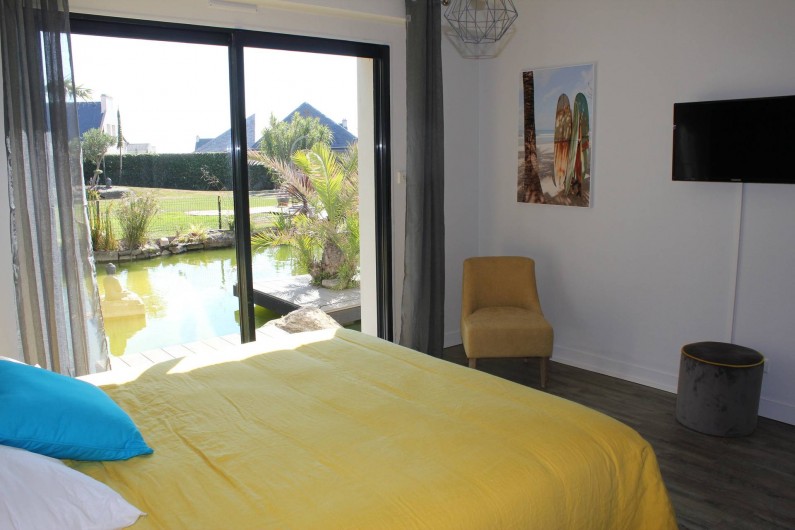 Location de vacances - Villa à Santec - chambre 2  avec salle de douche tv vue bassin  160 x190