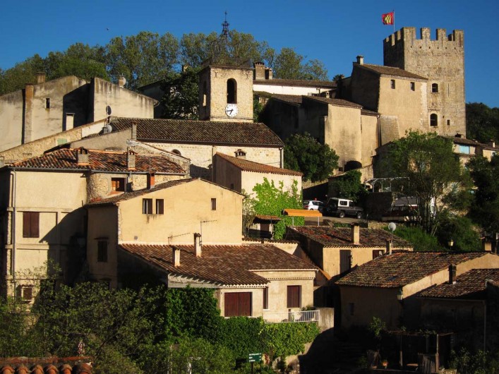 Location de vacances - Mas à Esparron-de-Verdon - Vue du séjour cuisine sur le Château De Castellane