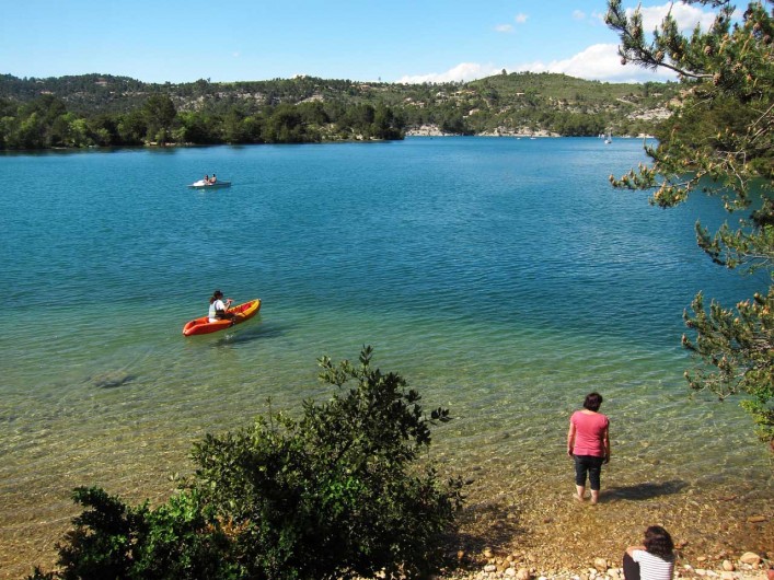 Location de vacances - Mas à Esparron-de-Verdon - Les abords du lac, eau limpide