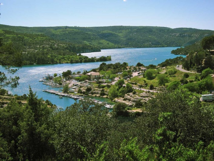 Location de vacances - Mas à Esparron-de-Verdon - Le Lac et le port d'Esparron de Verdon