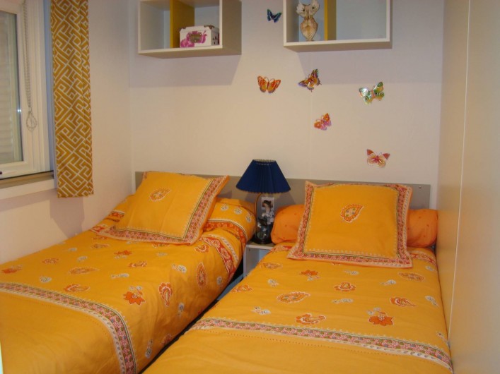 Location de vacances - Bungalow - Mobilhome à Saint-Aygulf - une des chambre d'enfants, une seconde  identique avec un  lit gigogne