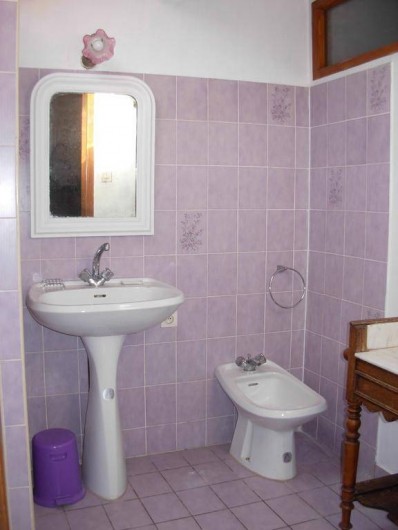 Location de vacances - Appartement à Villeneuve-Minervois - Salle de bains avec lavabo et bidet.