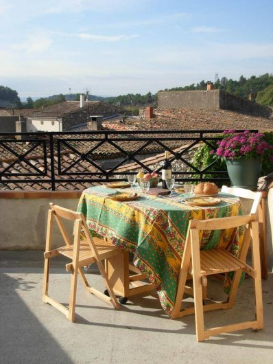 Location de vacances - Appartement à Villeneuve-Minervois - Terrasse gros plan sur les toits.