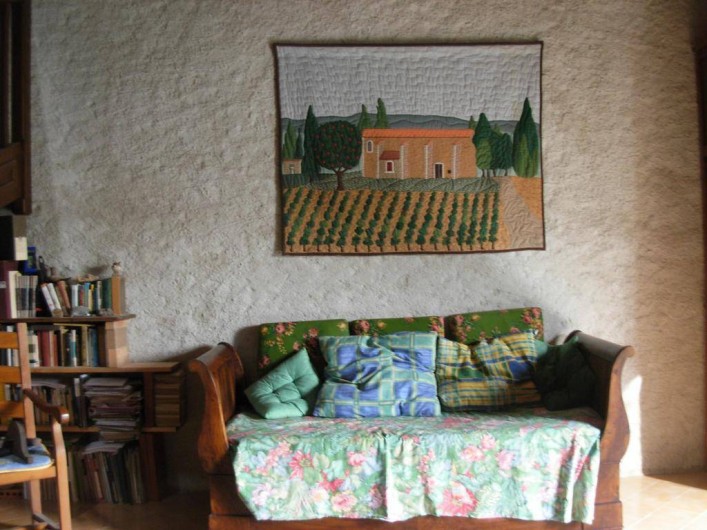 Location de vacances - Appartement à Villeneuve-Minervois - Salon  coin canapé et bibliothèque.