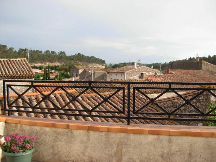 Location de vacances - Appartement à Villeneuve-Minervois - Terrasse vue dégagée sur la campagne.