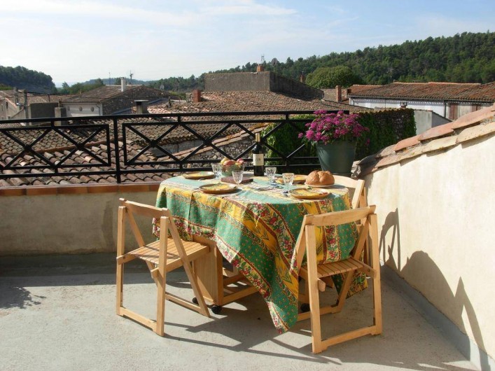 Location de vacances - Appartement à Villeneuve-Minervois - La terrasse avec possibilité de repas offre une jolie vue sur les toits .