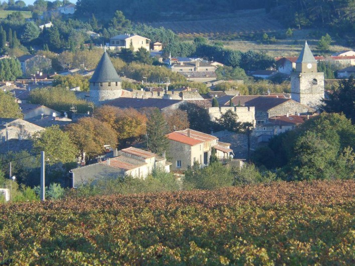 Location de vacances - Appartement à Villeneuve-Minervois - Vue sur le village en automne.