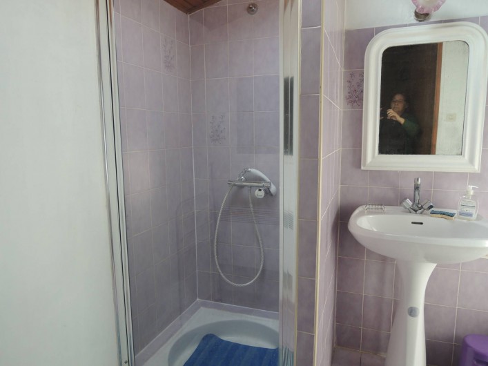 Location de vacances - Appartement à Villeneuve-Minervois - Salle d'eau avec cabine de douche