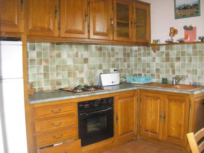 Location de vacances - Appartement à Villeneuve-Minervois - Cuisine équipée et bien aménagée donne accès à la terrasse.