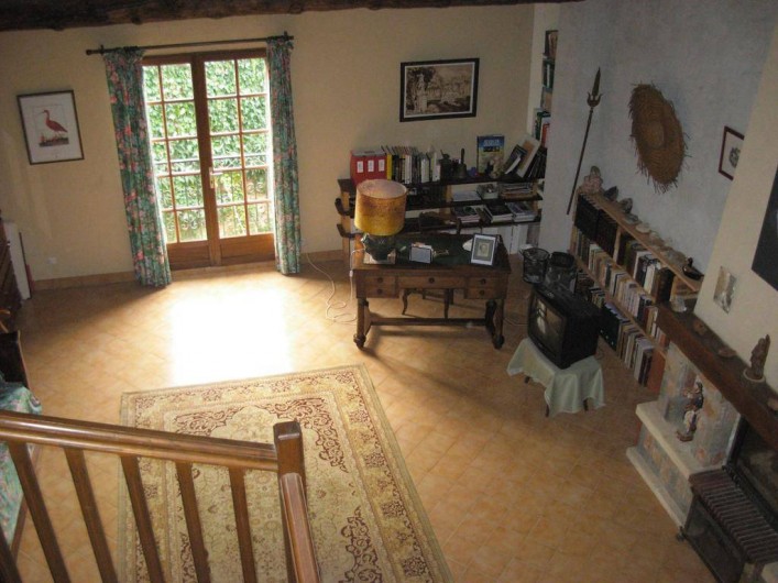 Location de vacances - Appartement à Villeneuve-Minervois - Vue sur le grand salon depuis la mezzanine.