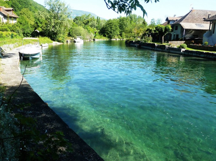 Location de vacances - Chambre d'hôtes à Chanaz - Le canal de Savières qui se trouve au bout du jardin