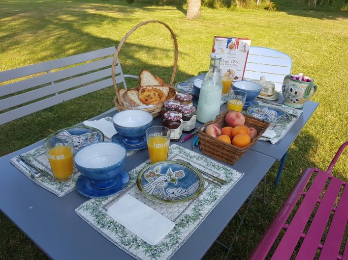 Location de vacances - Chambre d'hôtes à Laruscade - Petit-déjeuner dans le parc