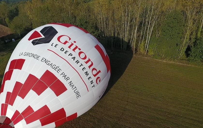 Location de vacances - Chambre d'hôtes à Laruscade - Décollage de notre ballon, sur notre terrain privé.