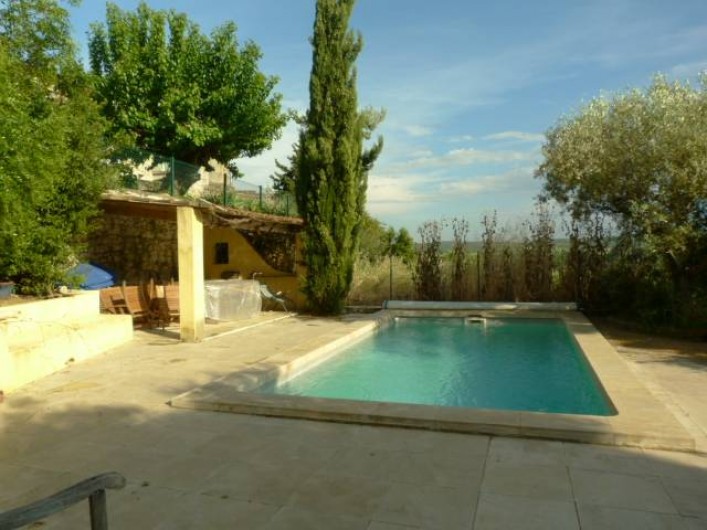 Location de vacances - Maison - Villa à La Rouvière - La piscine avec un abri a gauche pour manger ou jouer aux cartes.