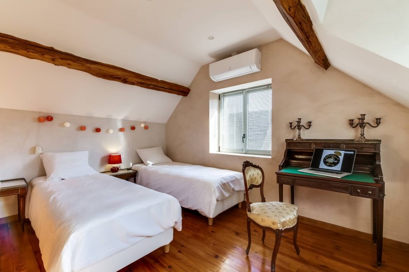 Location de vacances - Gîte à Saint-Benoît-sur-Loire - La chambre de l’étage sur jardin le lit est divisible en 2X80 cm