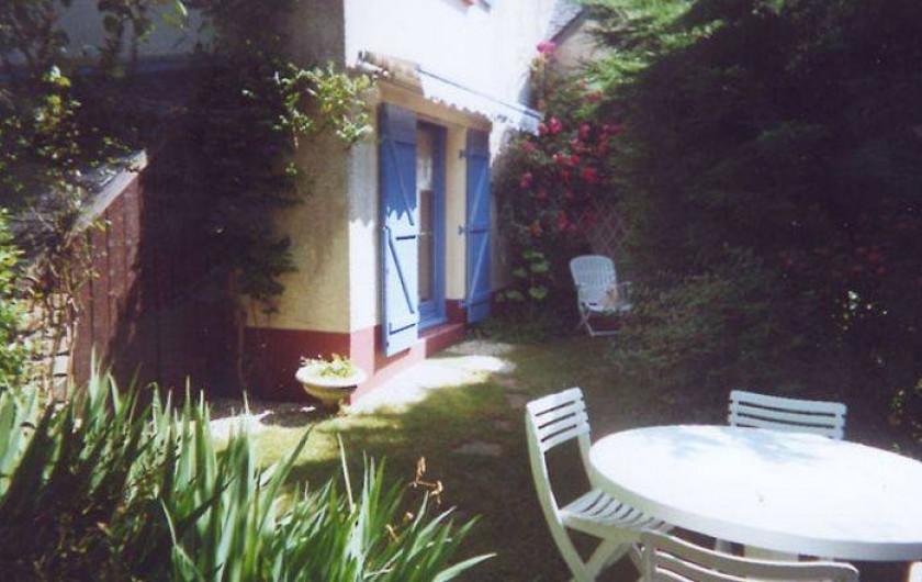 Location de vacances - Villa à Le Pouldu - Vue d'un coin du  jardinet sous  le rosier au POULDU