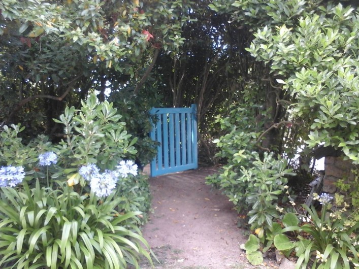 Location de vacances - Villa à Le Pouldu - La barrière bleue ouverte sur les agapanthes fleuries.  au POULDU