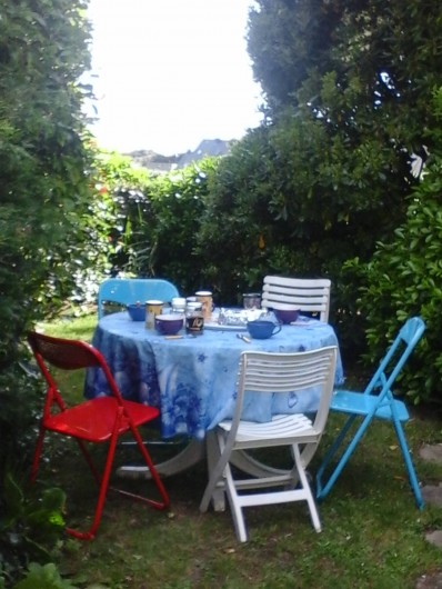 Location de vacances - Villa à Le Pouldu - pause café dans le jardinet arboré avec vue mer, au POULDU 