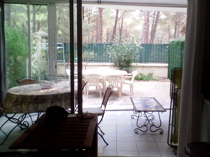 Location de vacances - Appartement à Argelès-sur-Mer - vue sur une des 2 cours depuis la salle de séjour