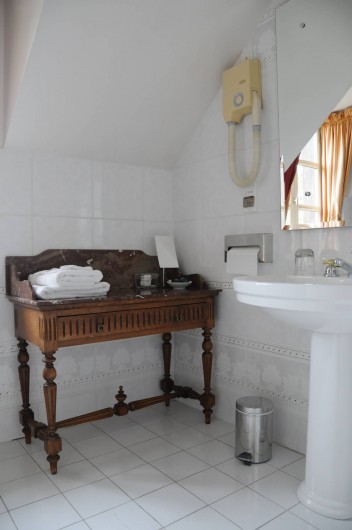 Location de vacances - Hôtel - Auberge à La Roche-Bernard - La salle de bain d'une chambre Supérieure
