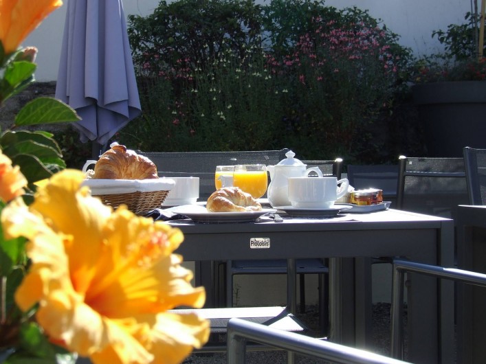Location de vacances - Hôtel - Auberge à Chagny - Le petit déjeuner en terrasse