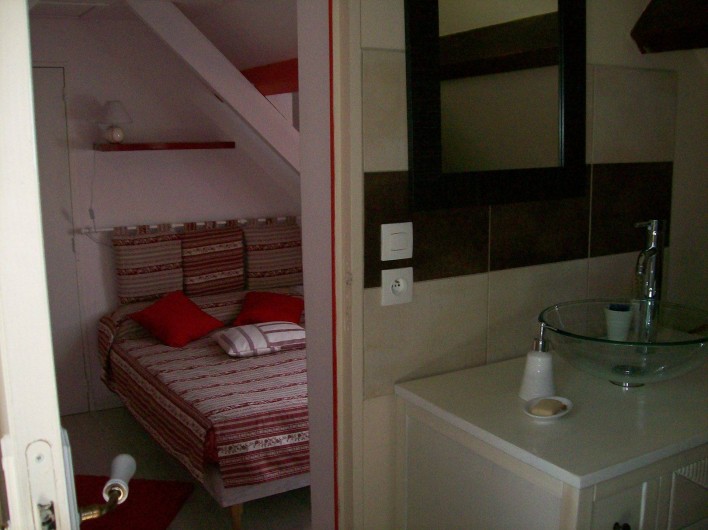 Location de vacances - Gîte à Nonant-le-Pin - salle de bain vers chambre 2