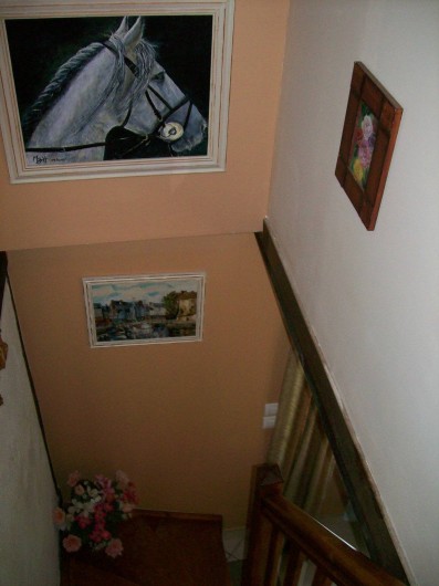 Location de vacances - Gîte à Nonant-le-Pin - escalier vu  du palier  (sécurisé: une barrière bébé)