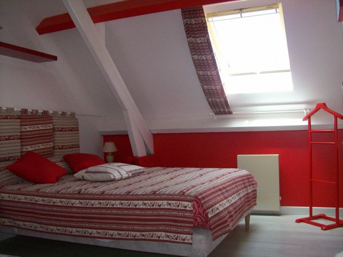 Location de vacances - Gîte à Nonant-le-Pin - Chambre2 : blanc/rouge