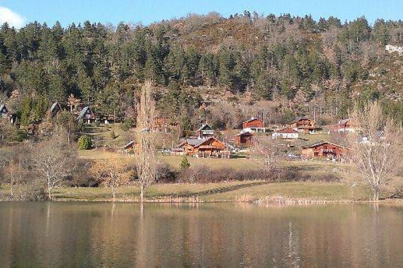 Location de vacances - Villa à Belcaire - lac situé dans le village 500m du gîte