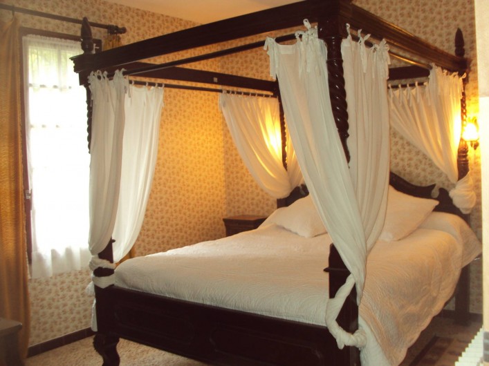 Location de vacances - Hôtel - Auberge à Malarce-sur-la-Thines - chambre 6
 lit à baldaquin