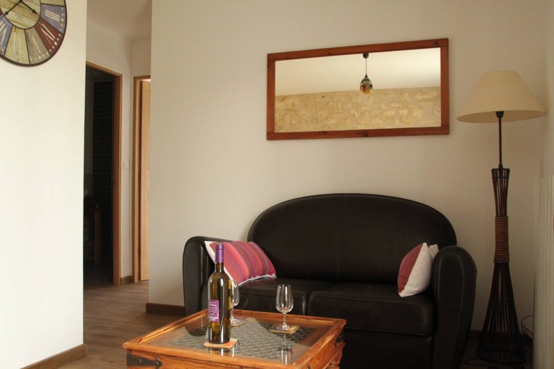 Location de vacances - Gîte à Senouillac - le salon : canapé, fauteuil et TV écran plat