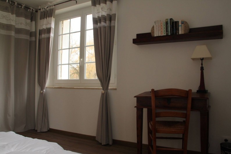 Location de vacances - Gîte à Senouillac - la chambre avec son bureau et son autre fenêtre donnant sur le parc