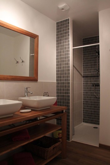 Location de vacances - Gîte à Senouillac - la salle de douche avec ses deux vasques et sa douche à l'italienne.