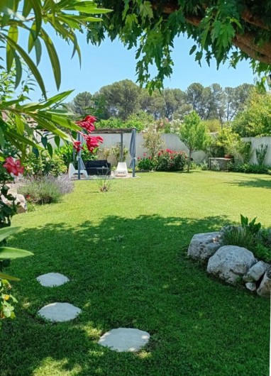 Location de vacances - Gîte à L'Isle-sur-la-Sorgue - Terrasse privative pour la détente avec vue sur piscine